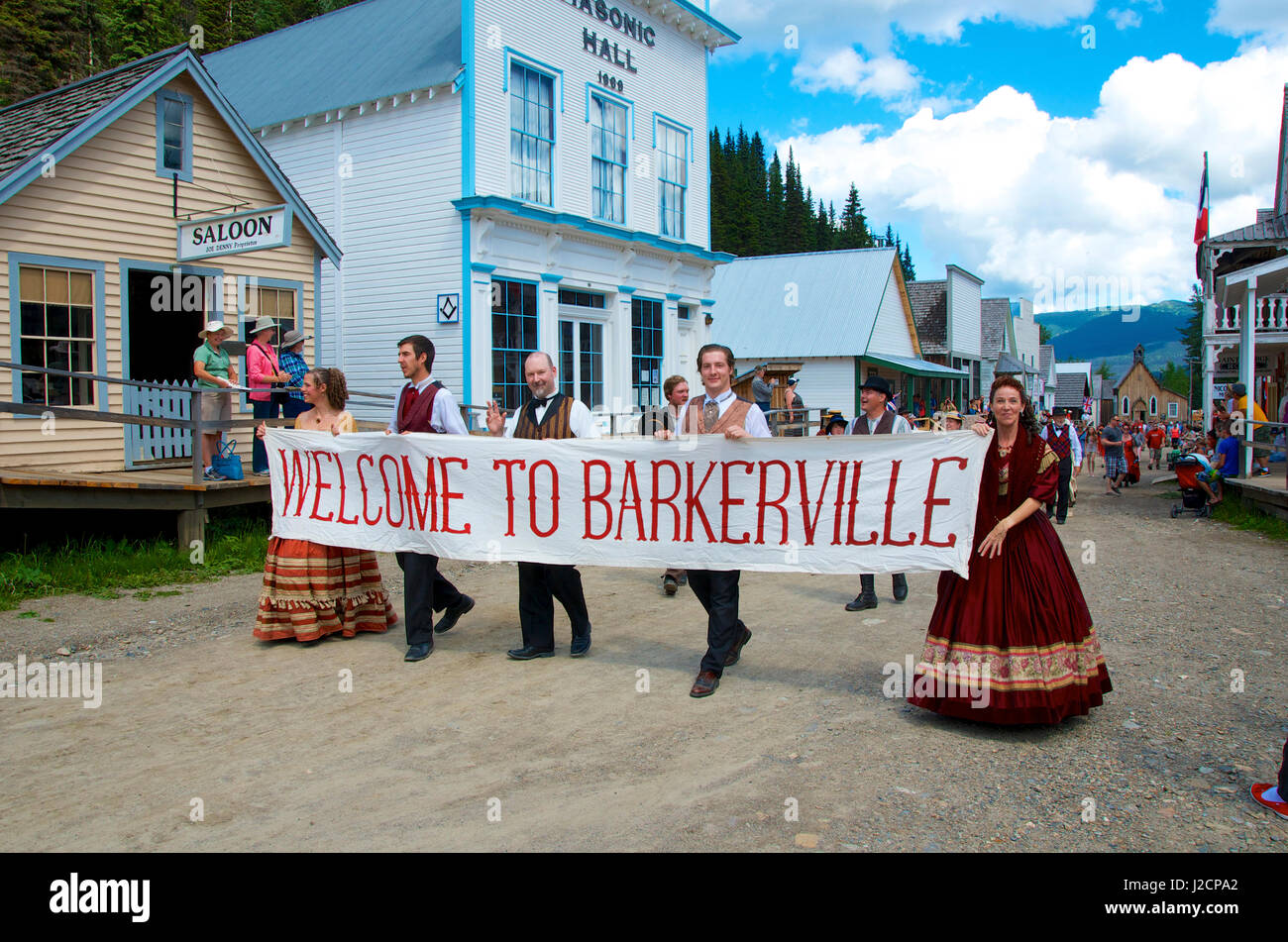 Barkerville Historic Town: Willkommen in Barkerville Banner durchführte, Theatre Royal in der Dominion Day Parade (MR) gegossen Stockfoto