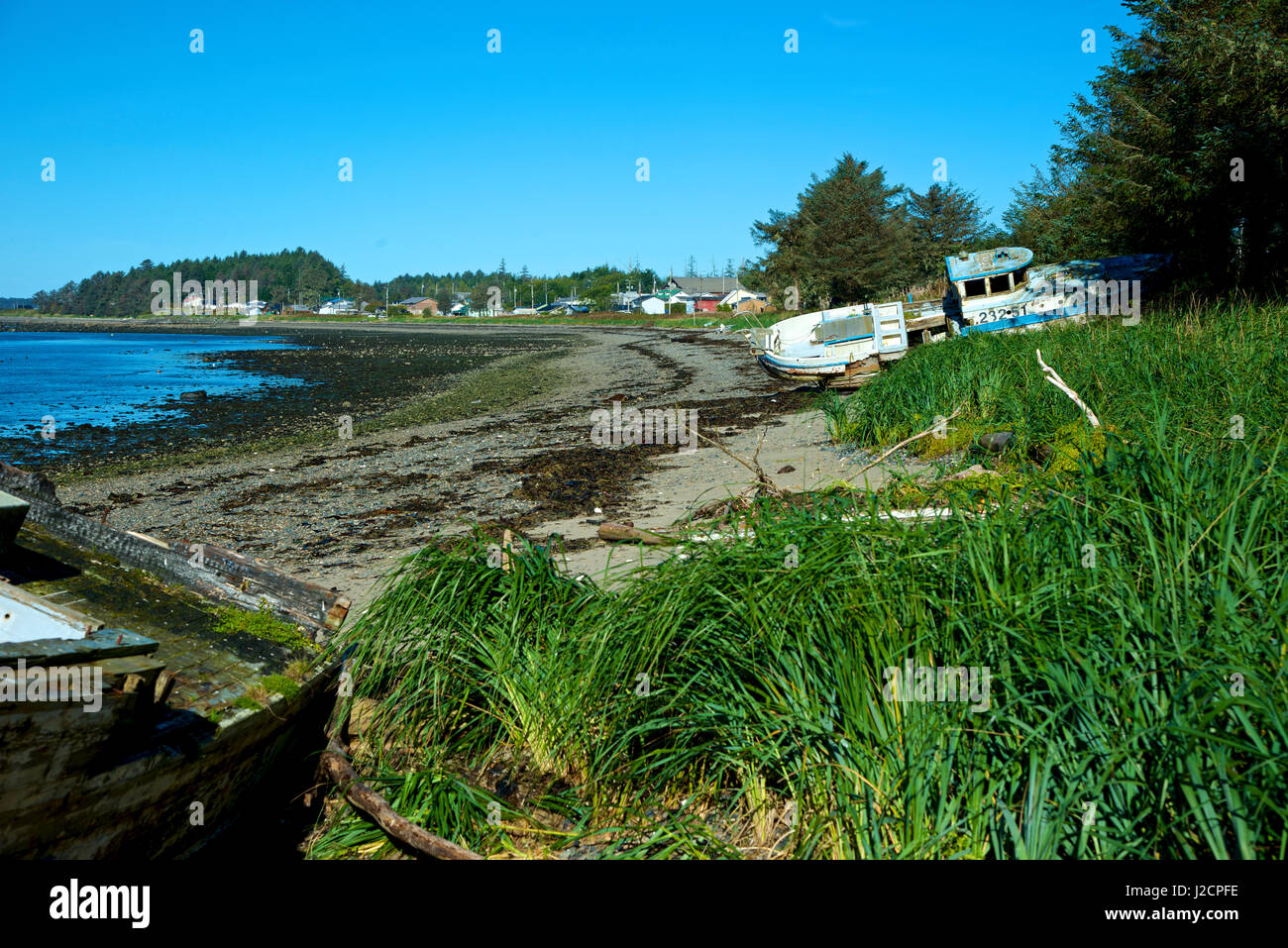 Haida Gwaii Islands, Britisch-Kolumbien. Alten Massett Dorf Strand und Boot Wrack. (Großformatige Größen erhältlich) Stockfoto