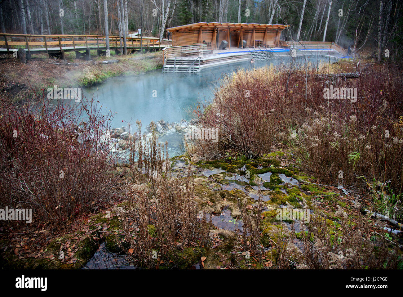 Liard River Hot Springs Provincial Park, über den Alaska Highway ist eine beliebte Beendigung vor Ort für Reisende seit den 1940er Jahren gewesen. (Großformatige Größen erhältlich) Stockfoto