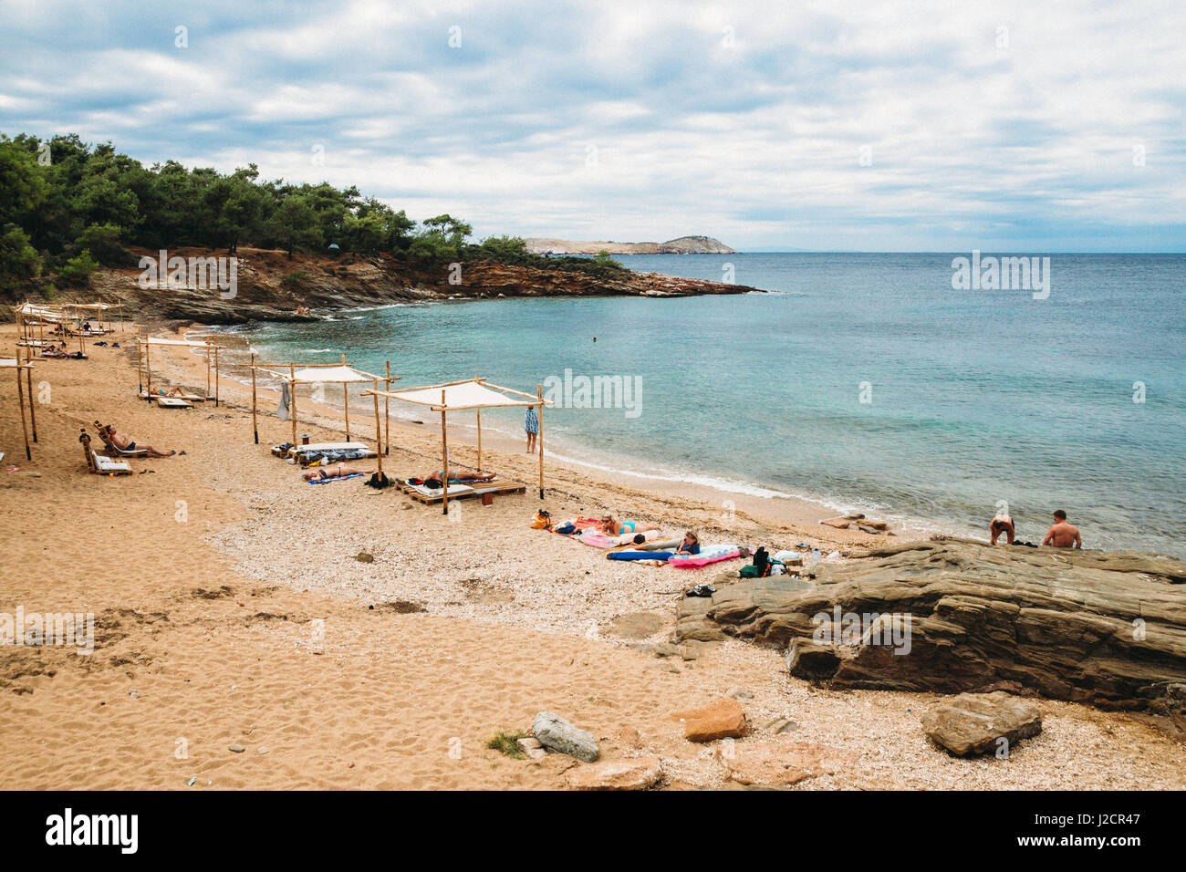 Griechenland, Thassos - 20. September: Schöner Strand in der Nähe von Potos, Touristen genießen einen schönen Sommertag am Strand auf Thassos. Retro-Filter mit Lärm hinzugefügt Stockfoto
