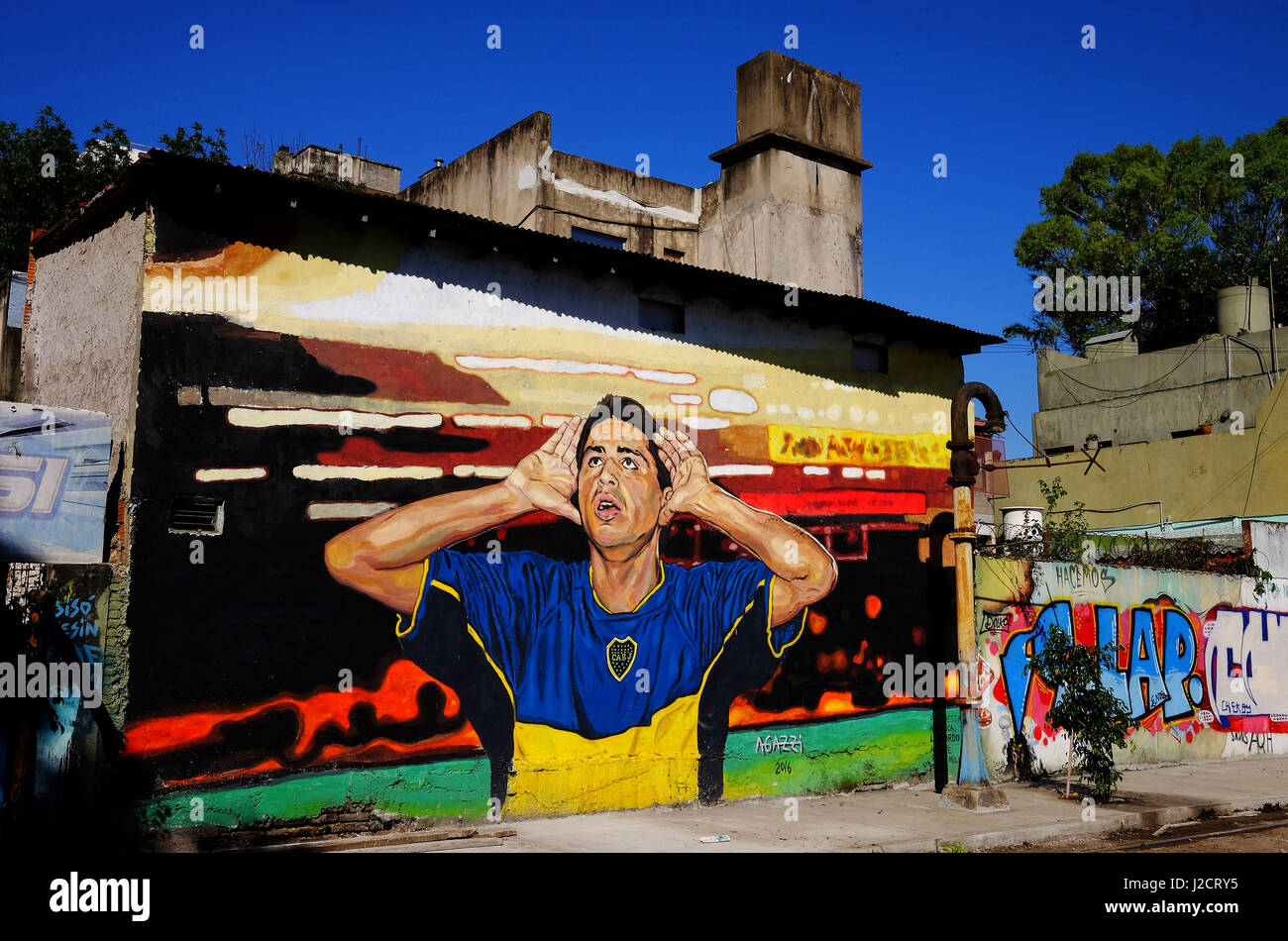 Fußball Graffiti Street Art in der Nähe von La Bombonera das Heimstadion der Boca Juniors in Buenos Aires, Argentinien. Bild von SAM BAGNALL Stockfoto