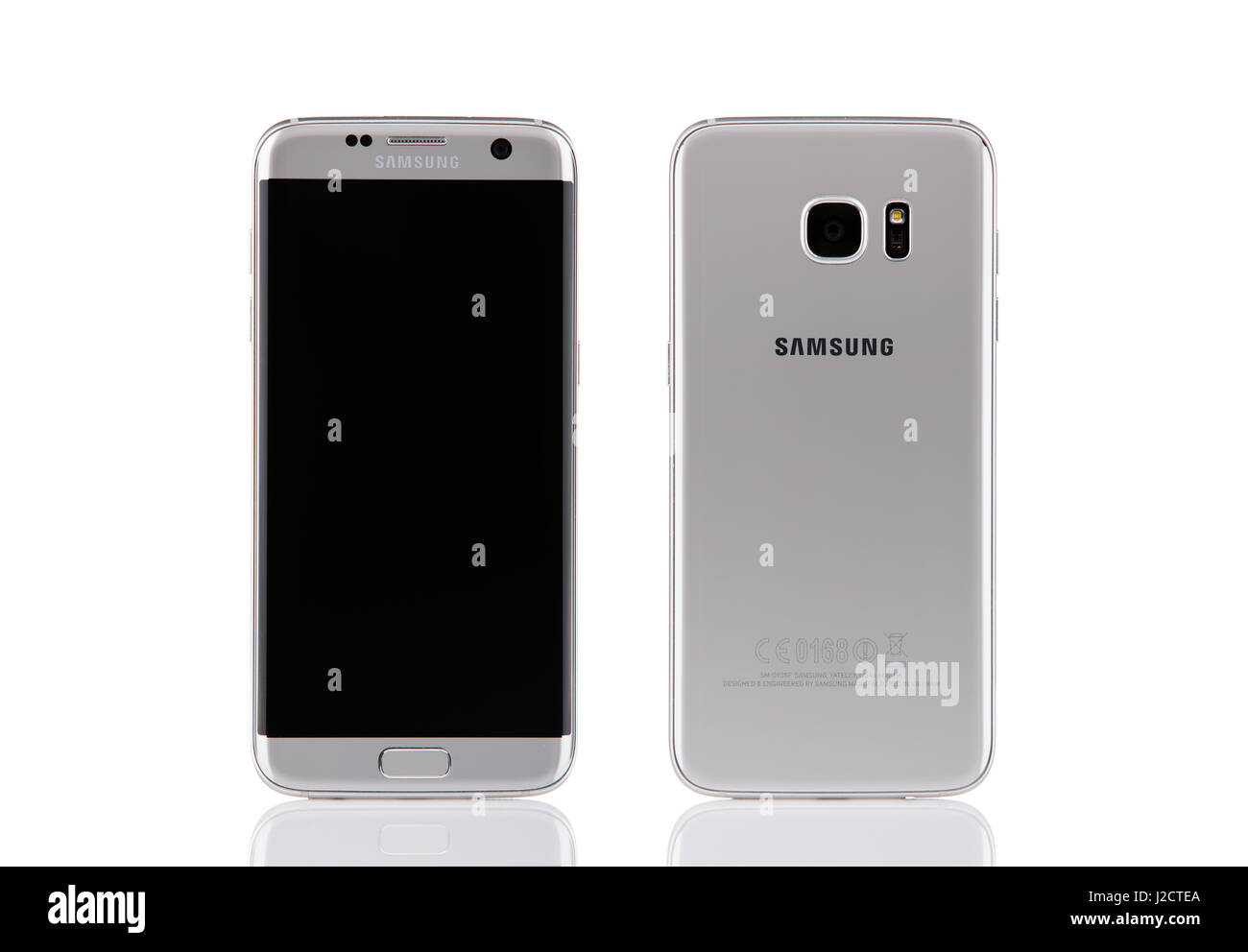 Belgrad, Serbien - 19. Dezember 2016: Neue Silber Samsung Galaxy S7 Rand Smartphone, Vorder- und Rückseite isoliert auf weißem Hintergrund. Stockfoto