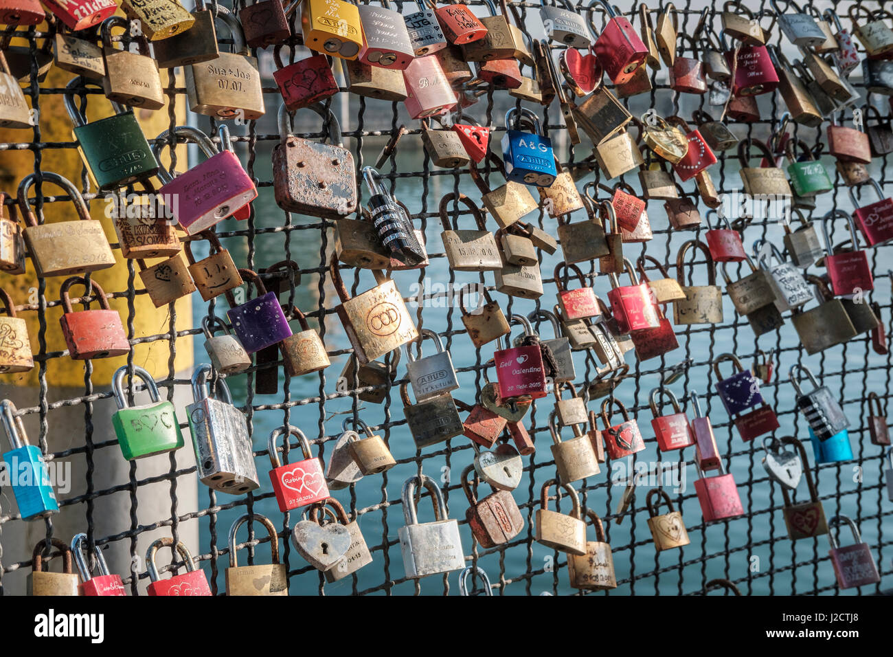 Nahaufnahme des Locked Paddlocks-Symbol der ewigen Liebe, Konstanz, Deutschland Stockfoto