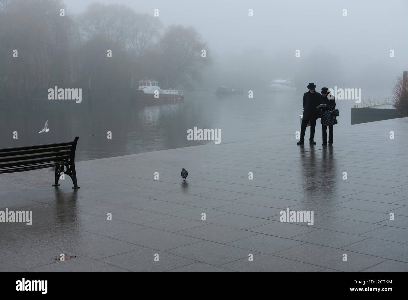 Paar am nebligen Morgen, Richmond auf Kinston, England Stockfoto
