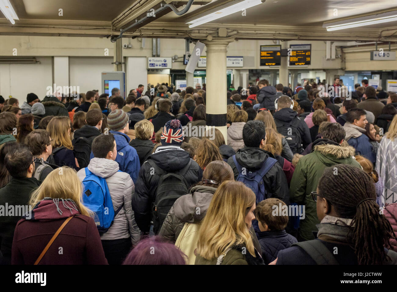 Growds am Gipfel Zeit, U-Bahnhof South Kensington, London, England Stockfoto