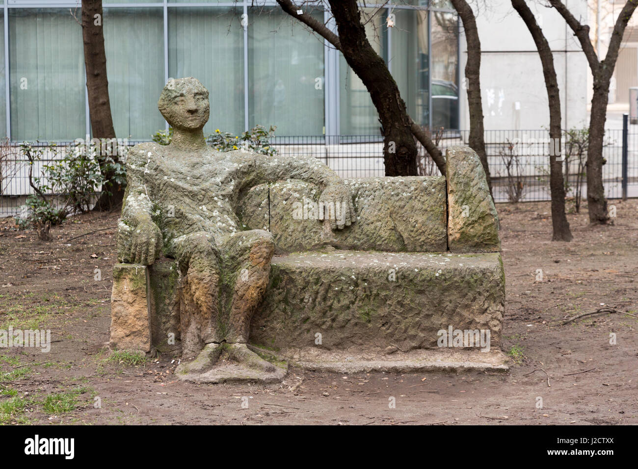Deutschland, Berlin. Ein Mann sitzt auf der Bank am Block der Frauen Memorial Statue. Kredit als: Wendy Kaveney / Jaynes Galerie / DanitaDelimont.com Stockfoto