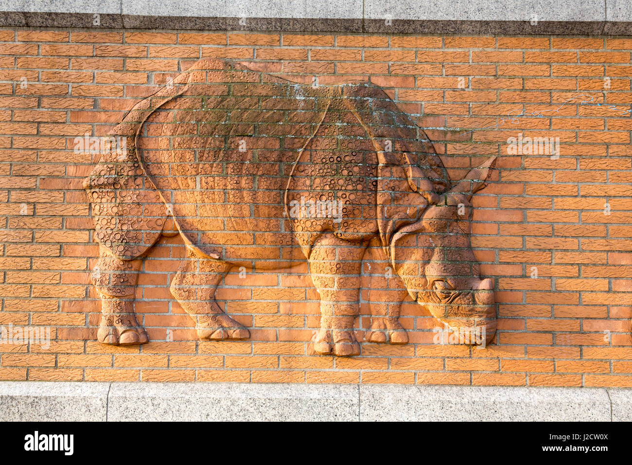 Deutschland, Berlin. Nashorn Figur auf Berlin Zoologischer Garten Wand. Kredit als: Wendy Kaveney / Jaynes Galerie / DanitaDelimont.com Stockfoto
