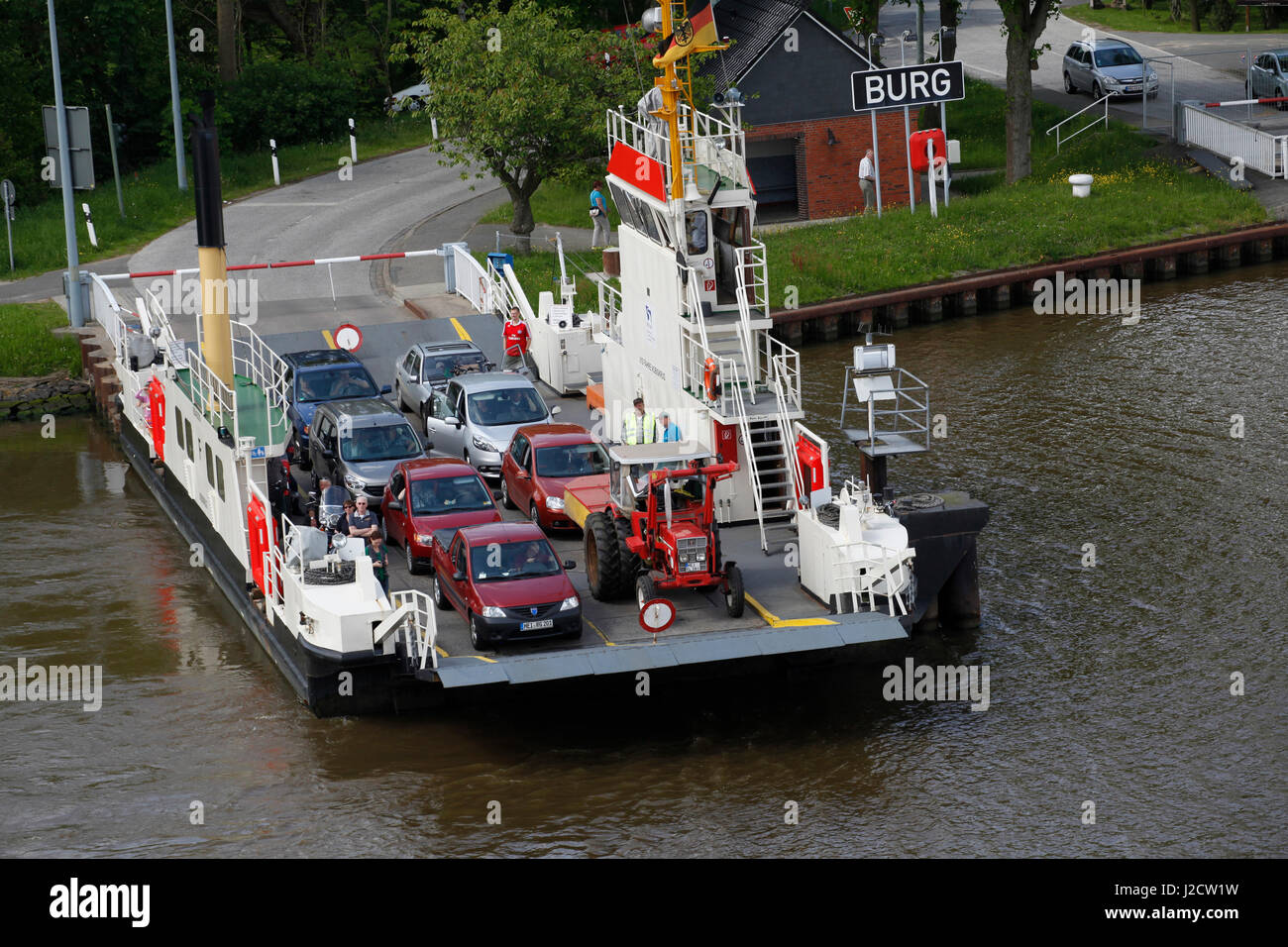 Eine Autofähre über den Nord-Ostsee-Kanal, Deutschland Stockfoto