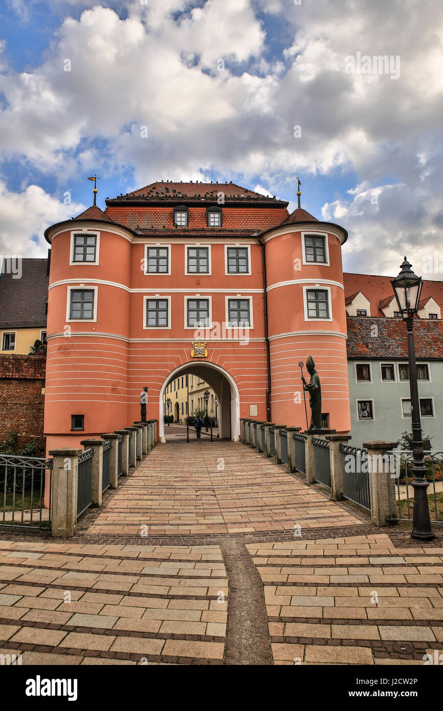 Donauworth, Deutschland, Donauworth bin Reider Tor, Brücke, Wappen und Heiligen Skulpturen Stockfoto