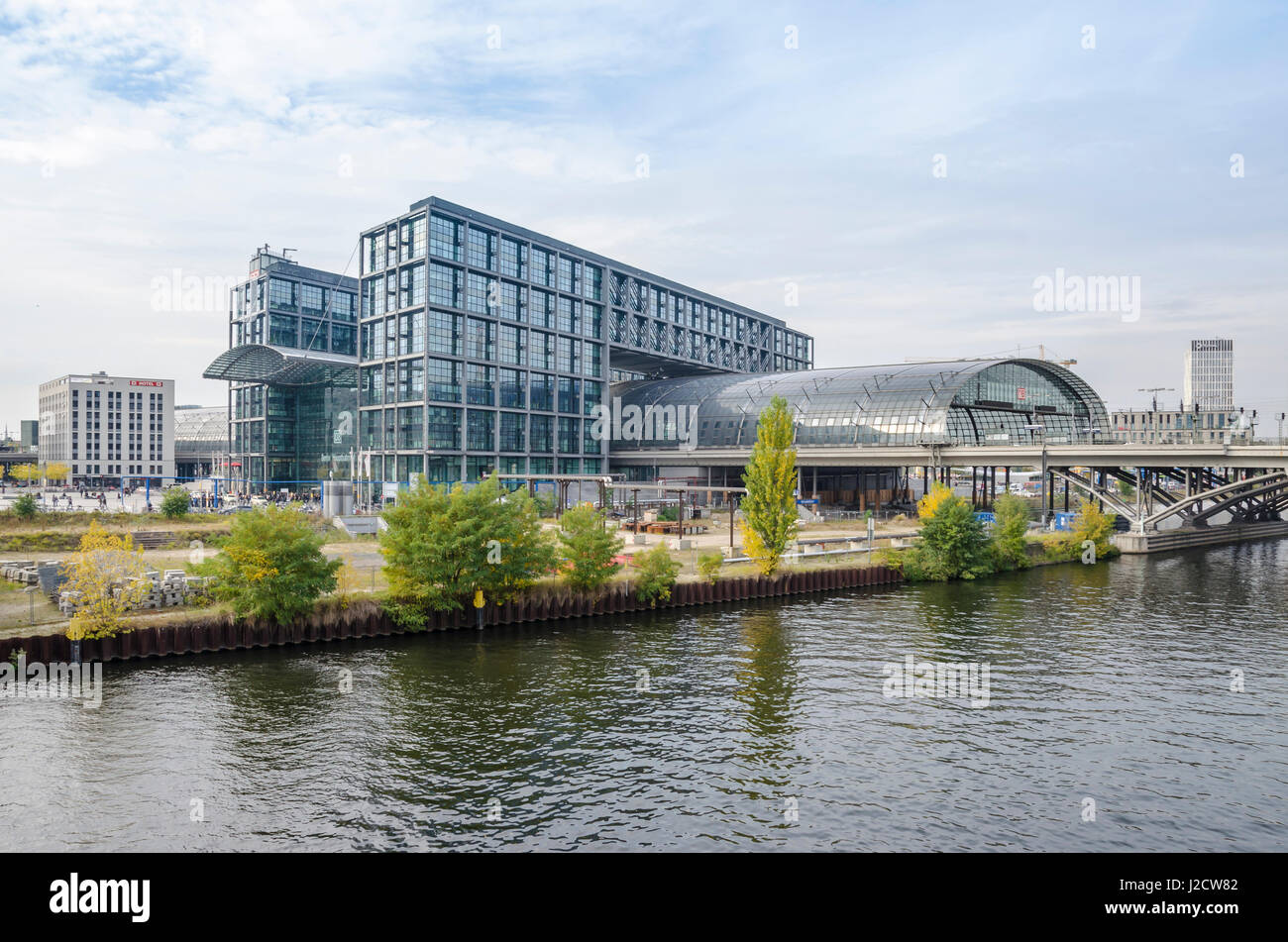 Berlin, Deutschland - 9. Oktober 2015: Berlin Hauptbahnhof (Berlin Hauptbahnhof) mit der Glasoberfläche. Stockfoto