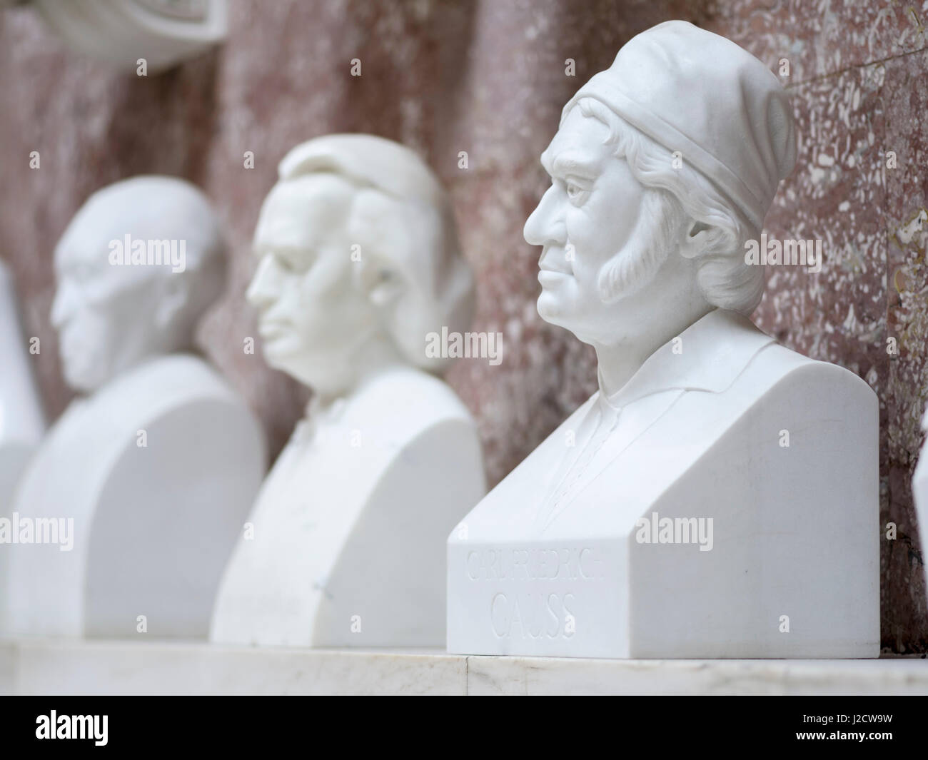 Walhalla oder Walhalla Tempel in der Nähe von Donaustauf in Bayern. Büste von Carl Friedrich Gauß. Es ist ein Monument zum Gedenken an angesehenen Personen deutscher Abstammung sprechen. Deutschland, Bayern (großformatige Größen erhältlich) Stockfoto