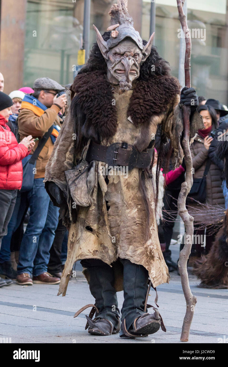 Krampuslauf Oder Perchtenlauf In Der Adventszeit In Munchen Eine Alte Tradition Statt Wahrend Der Weihnachtszeit In Den Alpen Von Bayern Osterreich Und Sudtirol Munchen Krampuslauf Ist Ein Grosses Ereignis Und Eine Attraktion Stockfotografie
