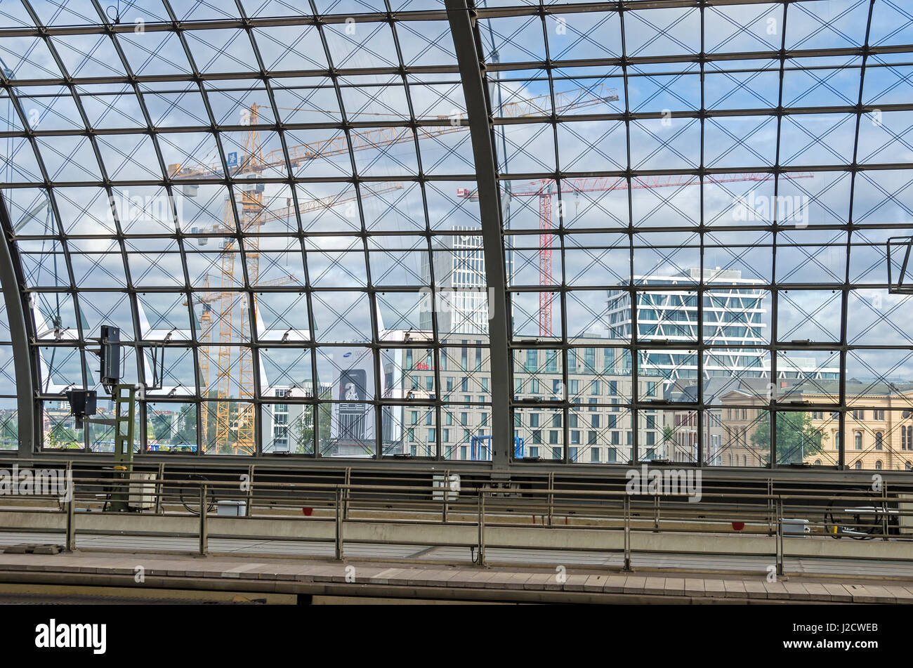 Berlin, Deutschland - 14. August 2016: Ansicht von Berlin im Bau - neue moderne Gebäude und Kräne von innerhalb der Central Station (Berlin Hauptba Stockfoto