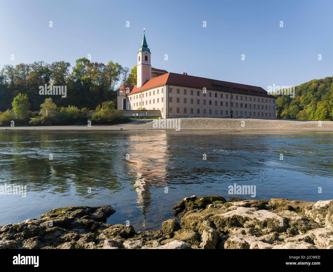 Kloster Weltenburg und der Donaudurchbruch (Weltenburger Enge) im Herbst. Deutschland (Großformat Größen erhältlich) Stockfoto