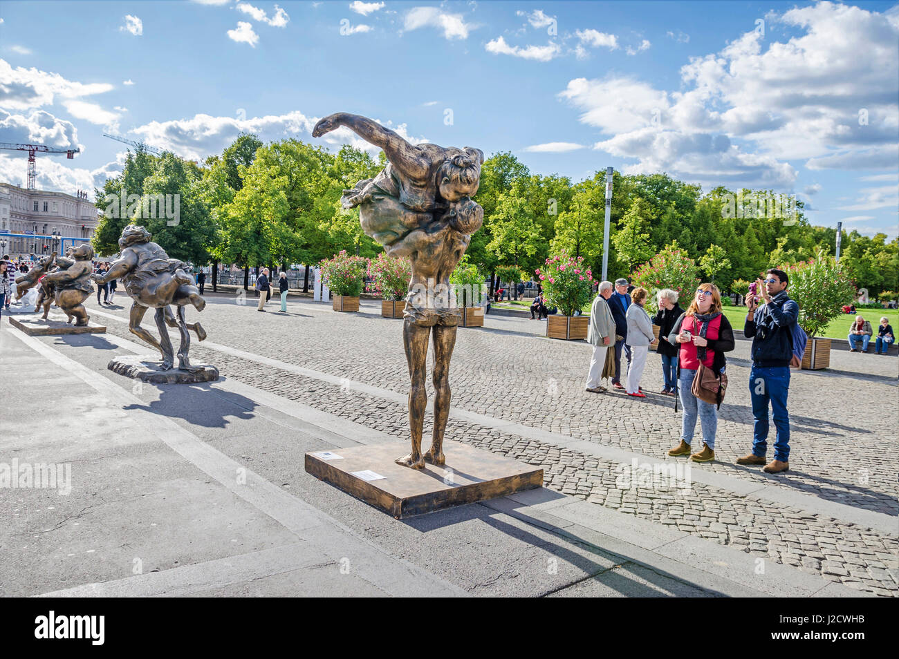Berlin, Deutschland - 8. September 2015: Dicke Damen in den Lustgarten. Die voller Lebensfreude "Mollige Frauen" von chinesischen Künstler Xu Hongfei mit alten Stockfoto