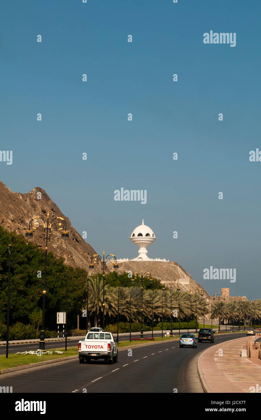 Aussichtsturm in Form einer Weihrauch-Brenner Weihrauch-Brenner Riyam Park, Muscat, Oman. Stockfoto