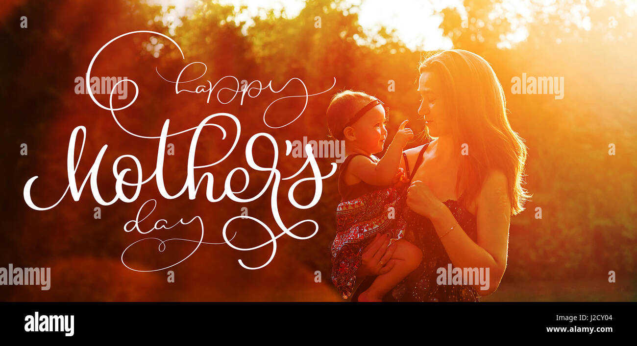 Glückliche junge Mutter mit Tochter und Text Happy Muttertag. Kalligraphie-Schriftzug Hand zeichnen Stockfoto