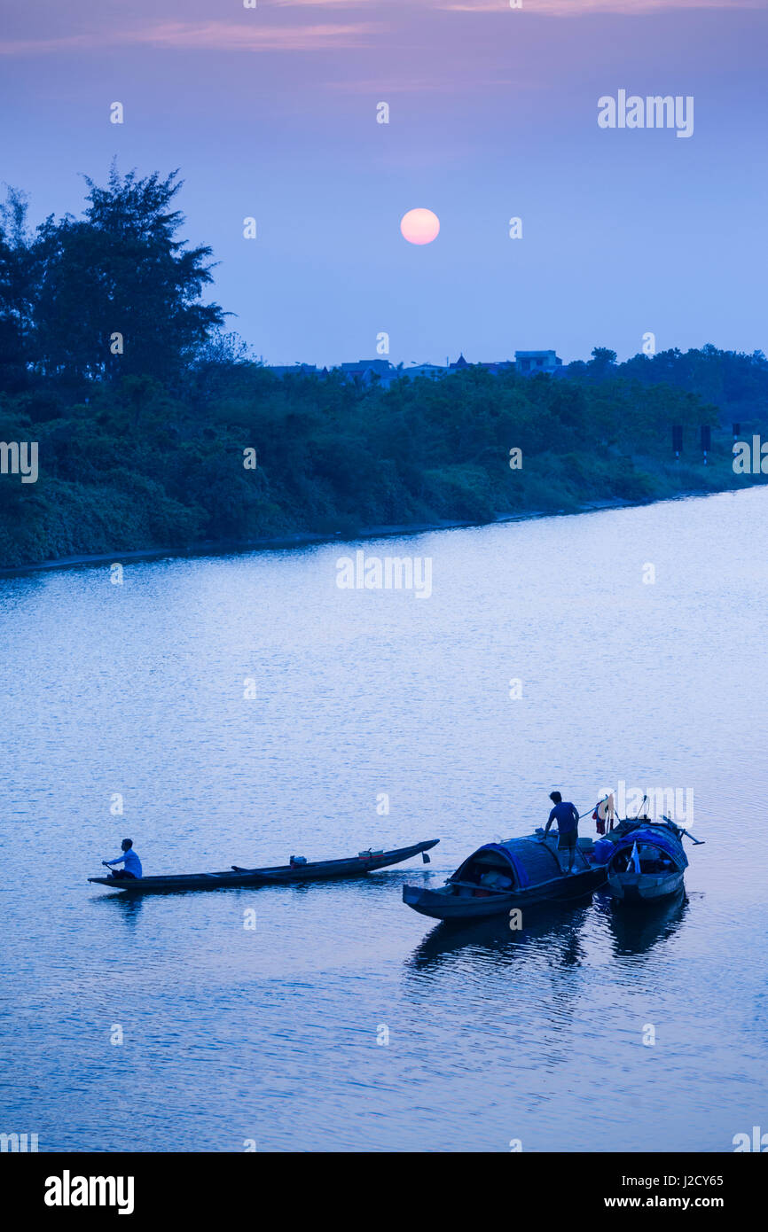 Vietnam, DMZ-Bereich. Dong Ha, Cam Lo Fluss Boote bei Sonnenuntergang Stockfoto