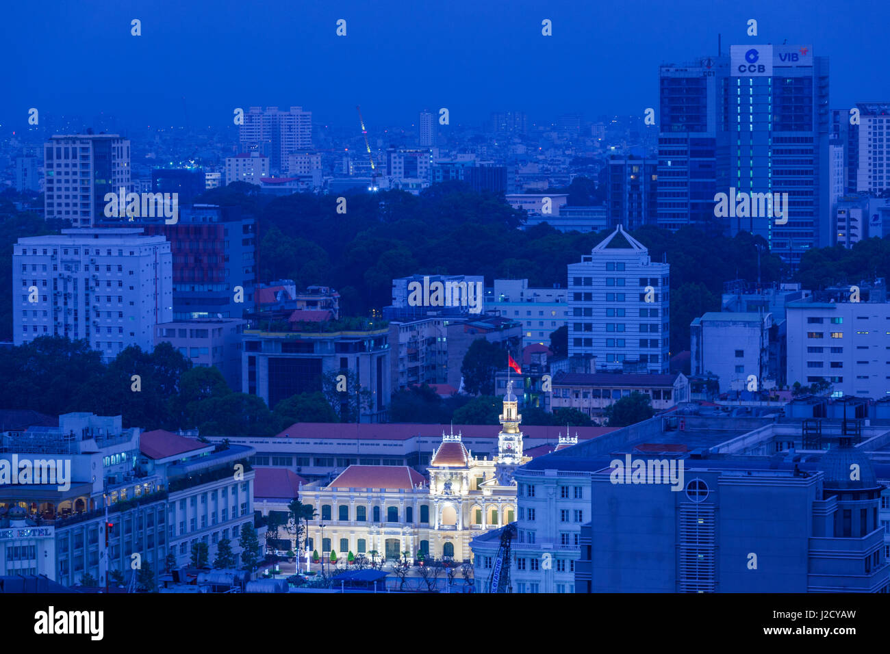 Vietnam, Ho-Chi-Minh-Stadt. Peoples Committee Building, erhöhte Stadtansicht, Dämmerung Stockfoto