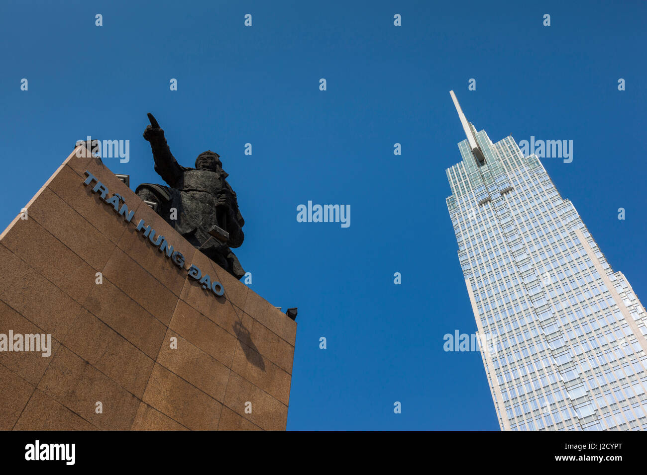 Vietnam, Ho-Chi-Minh-Stadt. Dao-Denkmal in mir aufgehängt Vietcombank Turm und Tran Linh Square Stockfoto