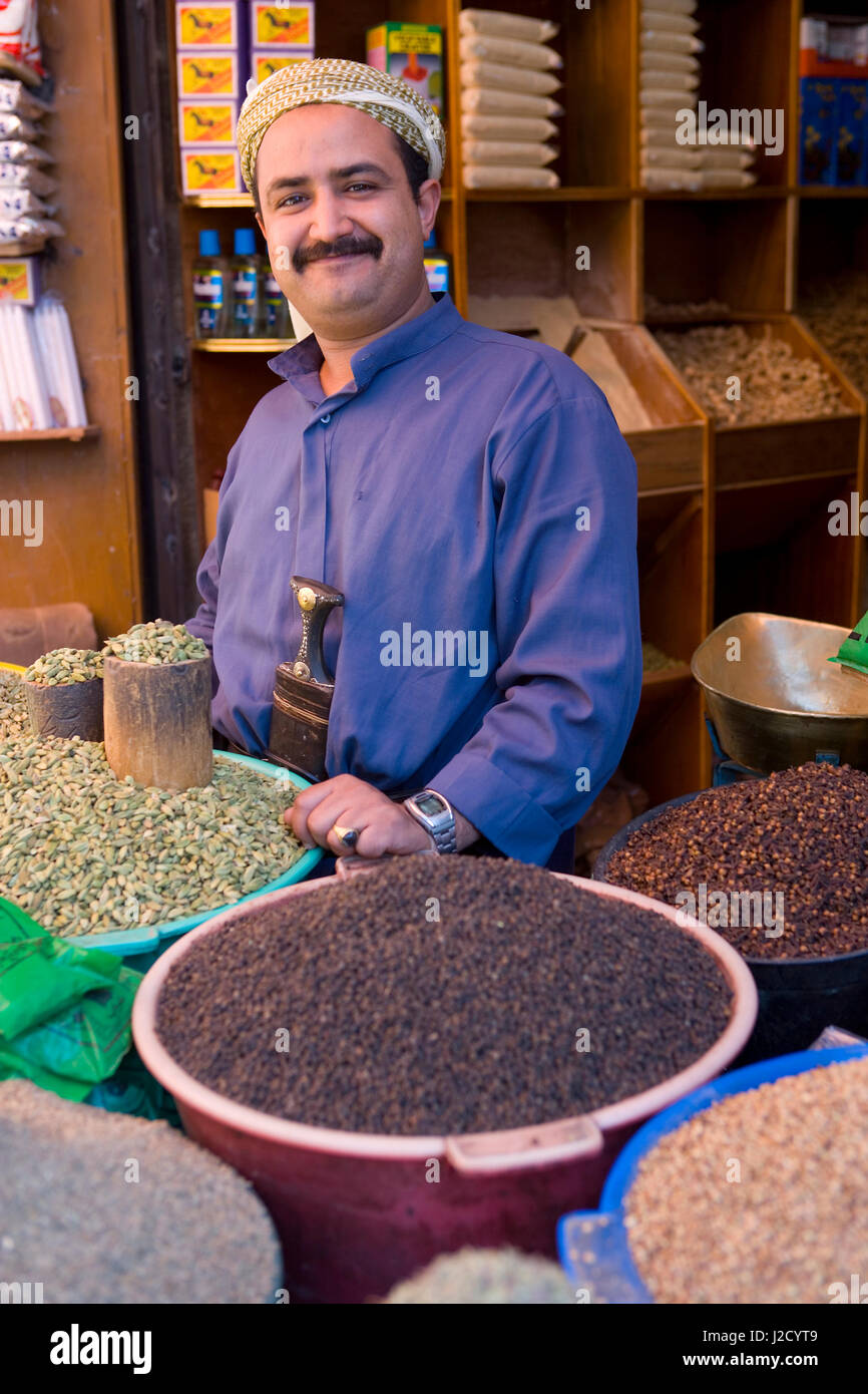Mann verkaufte Hülsenfrüchte, Linsen etc. im Basar, Sanaa, Jemen (MR) Stockfoto