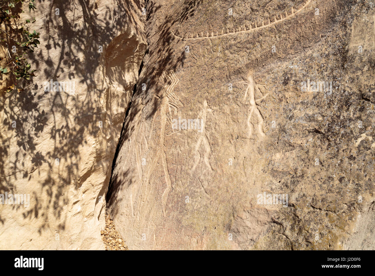 Aserbaidschan, Qobustan. Petroglyphen von Menschen geschnitzt in einen Stein im Gobustan National Park. Stockfoto