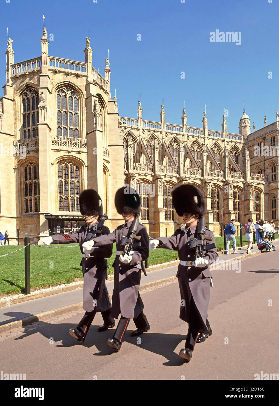 Str. Georges Kapelle Windsor Castle Berkshire England UK britische Armee Grenadier Gardisten Soldaten marschieren im Winter einheitlich mit Bärenfell Hut & plume Stockfoto