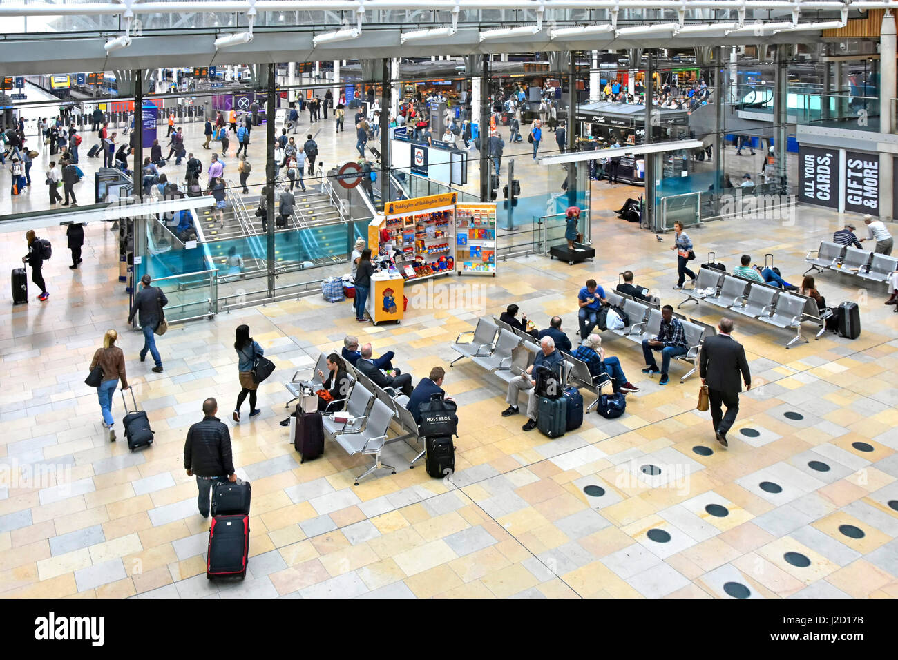 Der Bahnhof London Paddington wird von Network Rail betrieben, die mit Gepäck auf die öffentlichen Verkehrsmittel warten Stockfoto