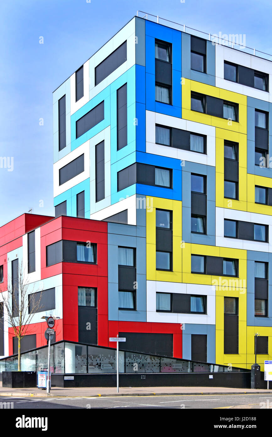 Farben Farben auf der Universität von Essex Studentenwohnheim Farbe Farbe in Rechtecke in modernen und farbenfrohen geometrischen Muster UK Fenster Architektur Stockfoto