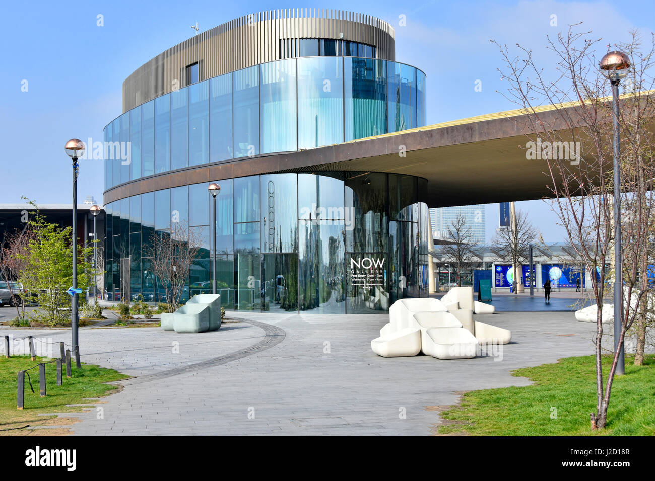 Jetzt Galerie Gebäude gebogenes Glas auf der Greenwich Peninsula London öffentlicher Ausstellungsraum mit Werken von Künstlern, Designern und Kreativen England UK Stockfoto