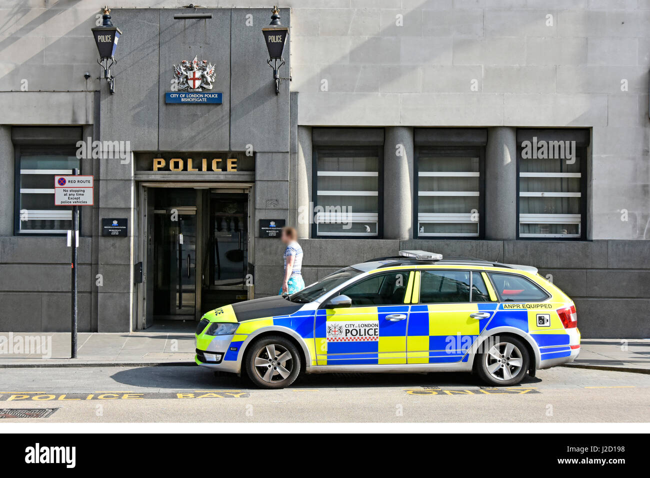 Polizei Auto außen Eingang der City of London Bishopsgate Police Station & blaue Lampen mit unverbundenen Passanten auf Bürgersteig Stockfoto