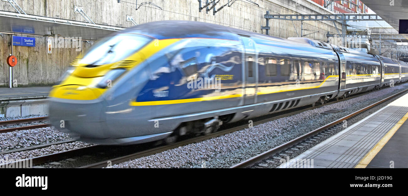 Eurostar Train Motion Unschärfe Hochgeschwindigkeitsgeschwindigkeit schnelle aerodynamische stromlinienförmige Siemens e320 fährt durch Stratford International Station London England Großbritannien Stockfoto