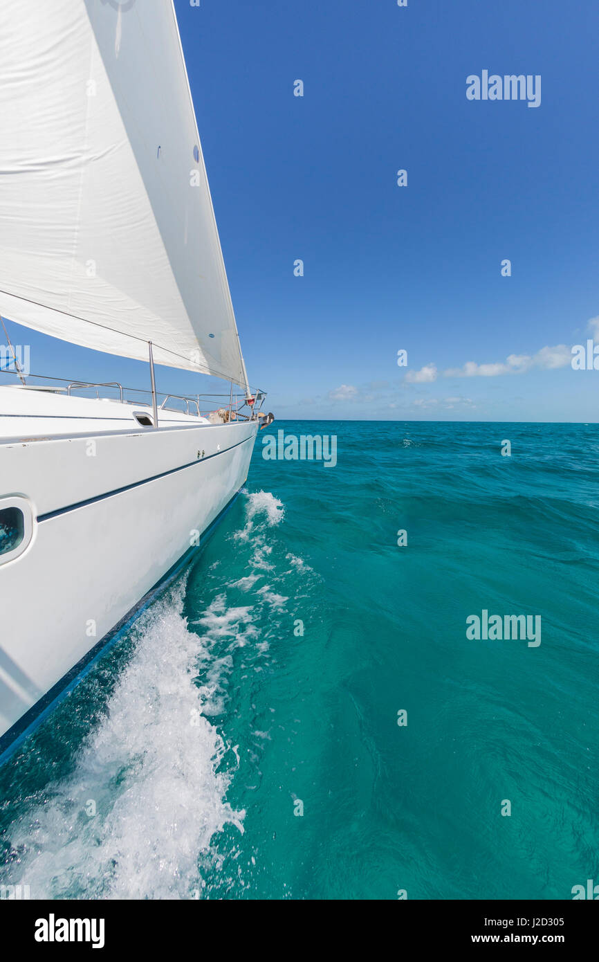Bahamas Exuma Island. Segelboot unter Segel im Ozean. Kredit als: Don Paulson / Jaynes Galerie / DanitaDelimont.com Stockfoto
