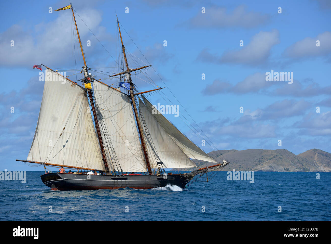 British Virgin Islands, Jost Van Dyke. Freiheit Schooner Amistad unter Segel (großformatige Größen erhältlich) Stockfoto