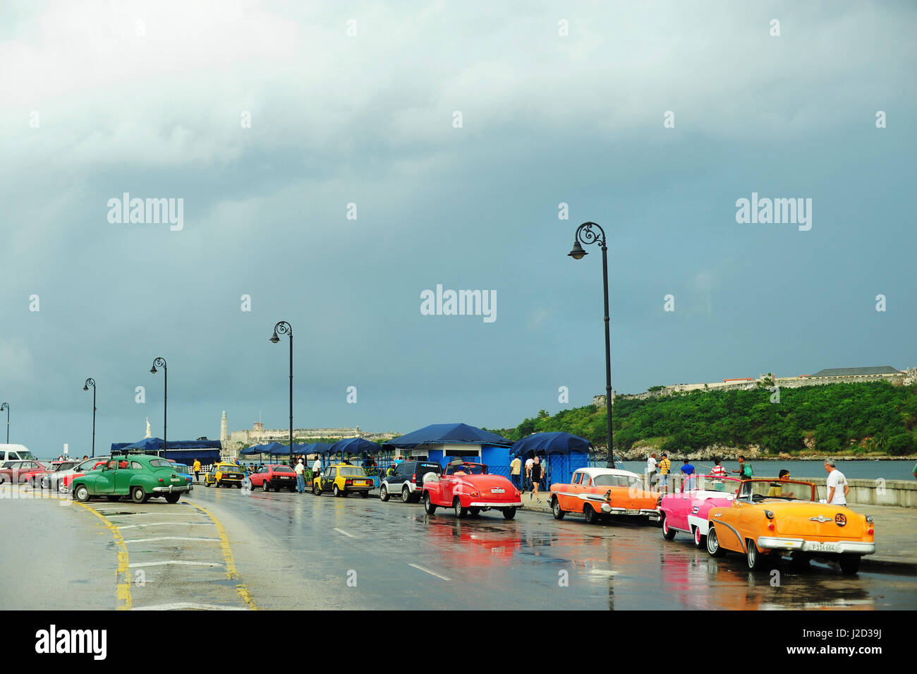 Kuba, Havanna, alte amerikanische Autos fahren auf dem Malecon Stockfoto