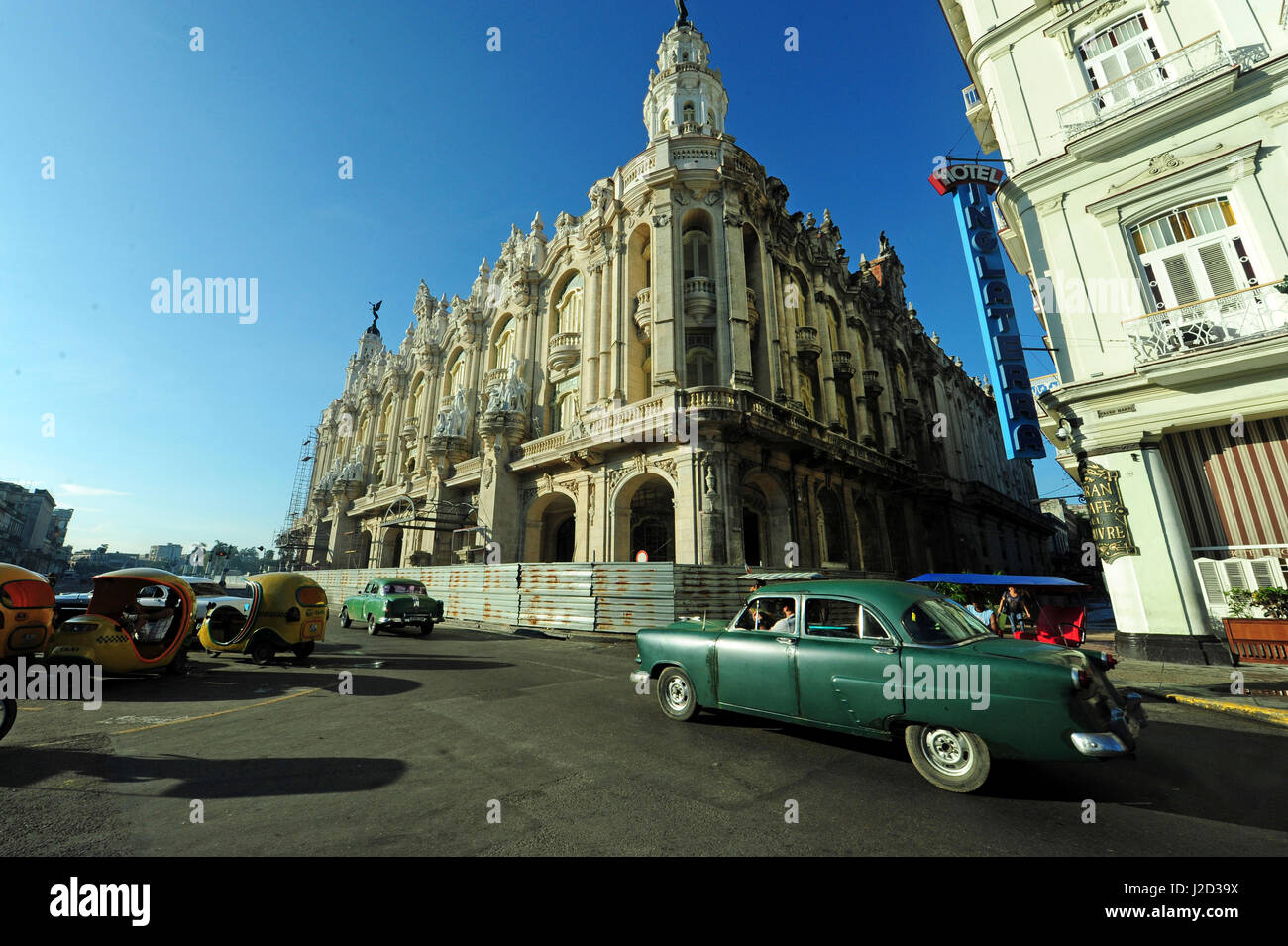 Kuba, Havanna, alte amerikanische Autos fahren durch Gran Cabaret und Gran Teatro De La Habana Stockfoto