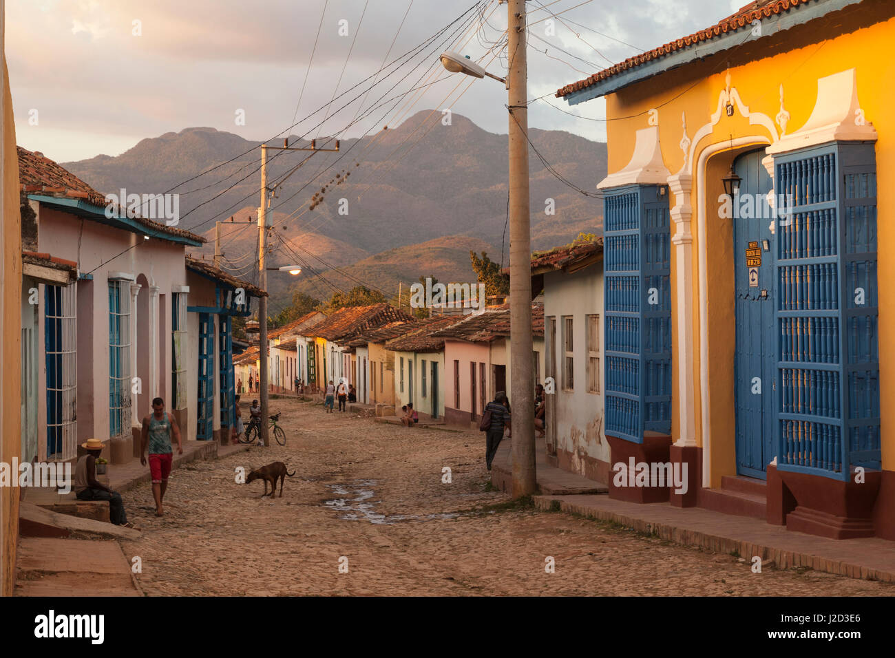 Kuba, Trinidad. Dämmerung fällt auf einen ruhigen gepflasterten Weg. Stockfoto