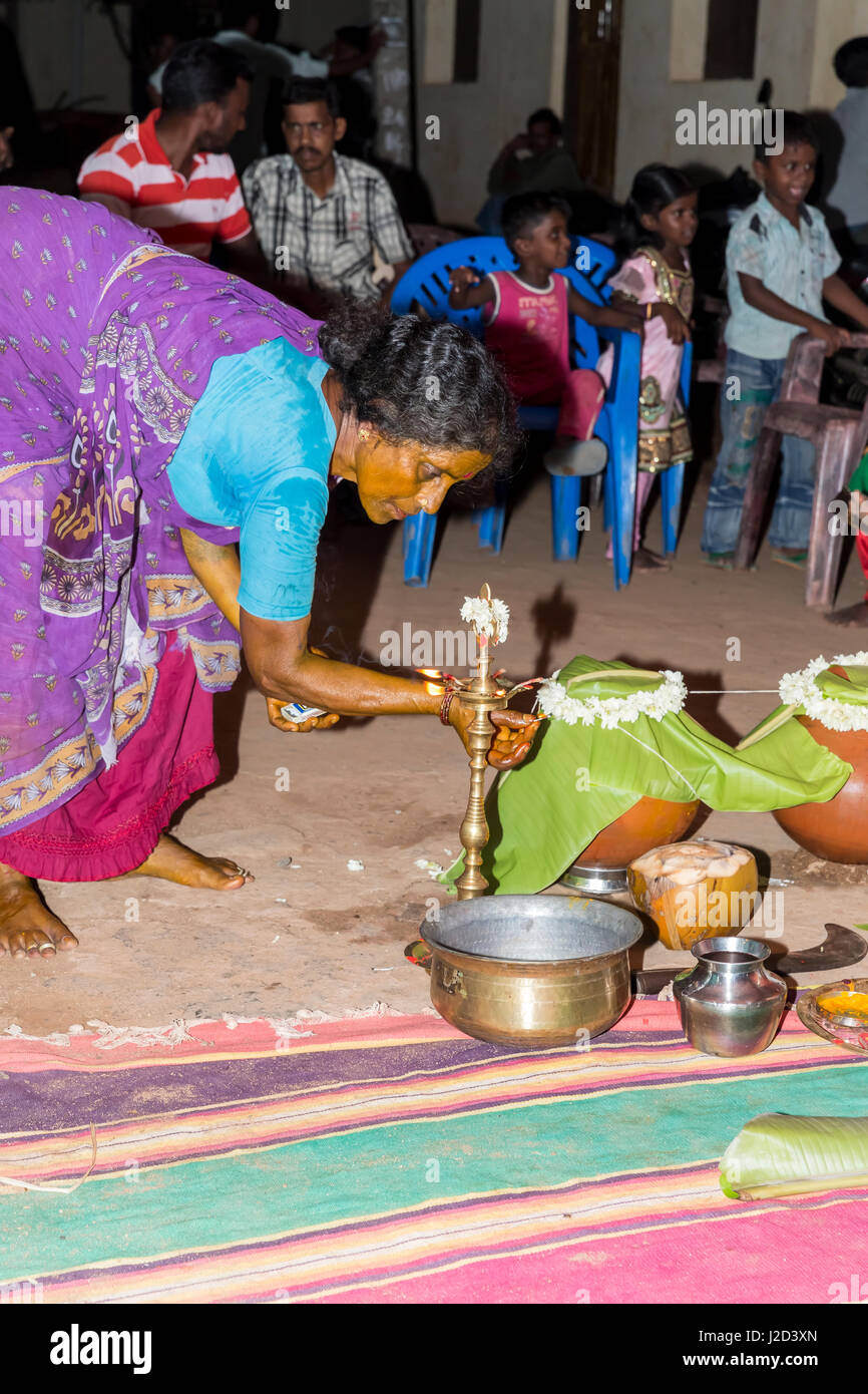 Pondicherry, Tamil Nadu, Indien - 11. Mai 2014: Einmal im Monat vor der Geburt des Babys, Familien feiern die Geburt bald mit Village People Angebote Stockfoto