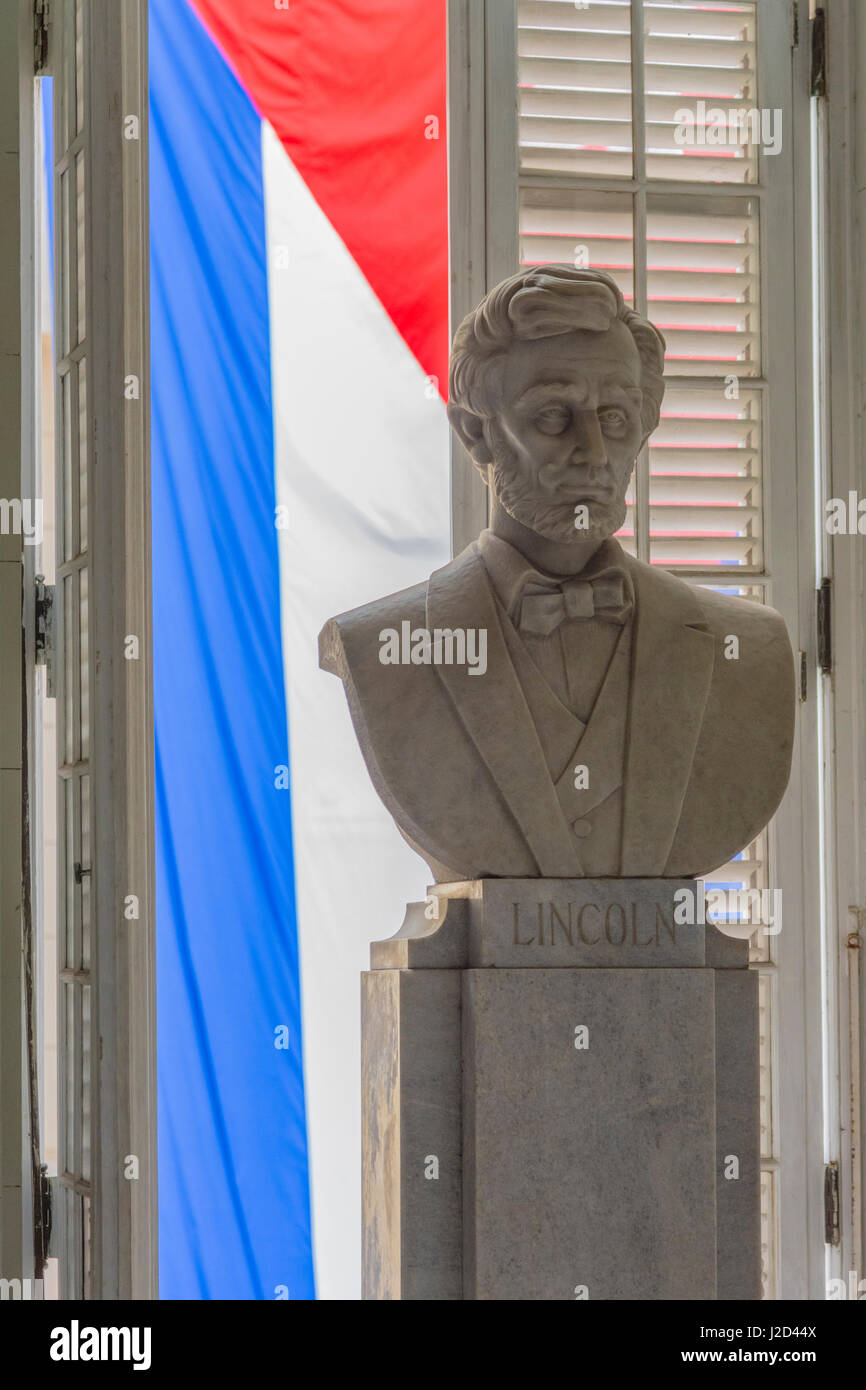 Kuba. Havanna. Museum der Revolution. Marmorbüste von Abraham Lincoln mit der kubanischen Flagge hinter. Stockfoto