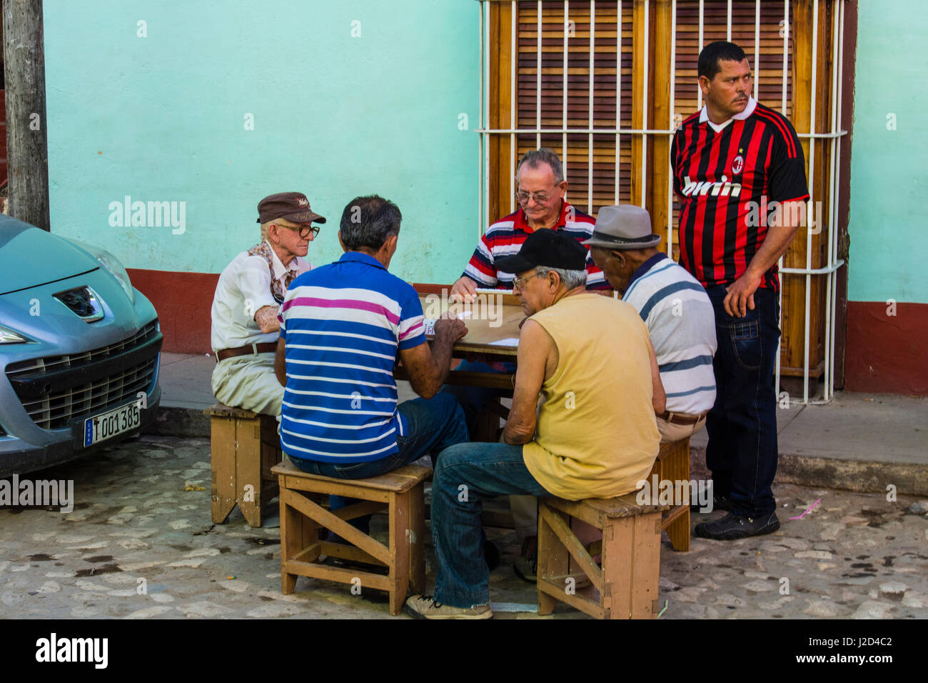 Kuba, Provinz Sancti Spiritus, Trinidad. Alte Männer spielen Domino. Stockfoto