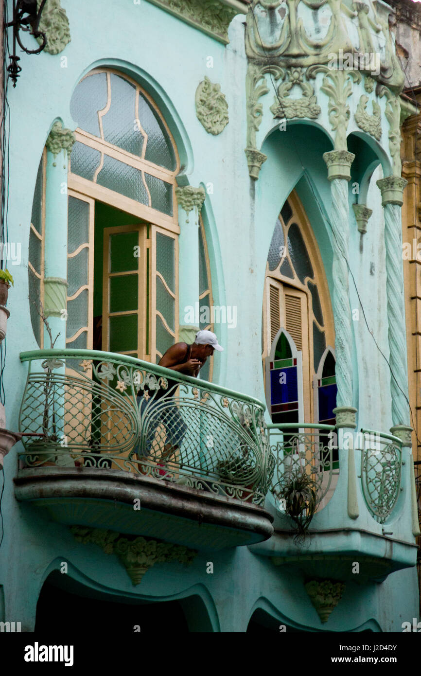 Kuba, Havanna, männliche Teenager auf Balkon des Art-Deco-Gebäude. Alt-Havanna (La Habana Vieja) ist ein UNESCO-Weltkulturerbe. (Nur zur redaktionellen Verwendung) Stockfoto
