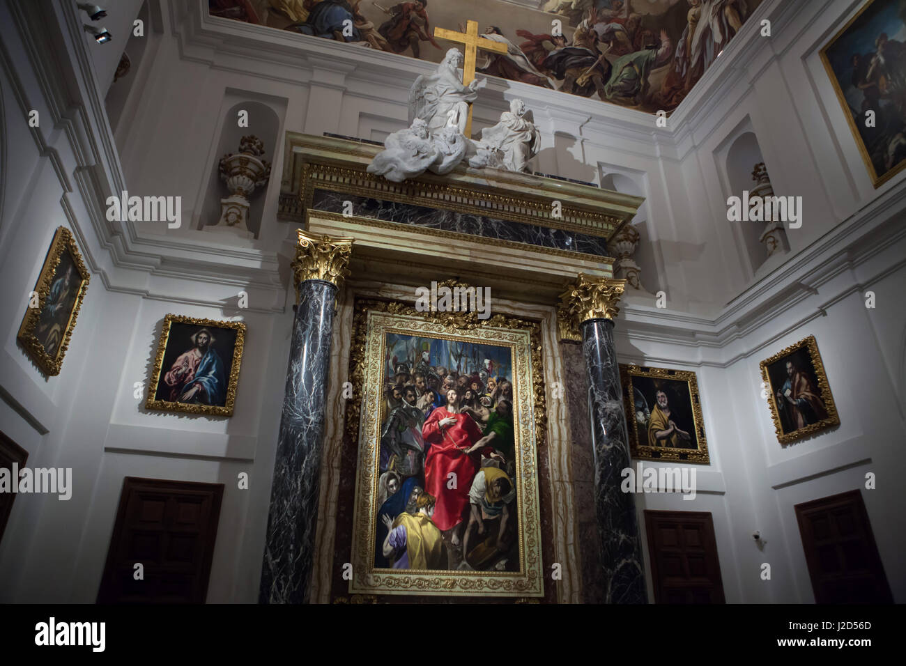 Gemälde "Entkleiden Christi" ("El Expolio de Cristo") von spanischen manieristische Maler El Greco (1577-1579) auf dem Display in den Hochaltar der Sakristei der Kathedrale von Toledo in Toledo, Spanien. Gemälde "Jesus Christus" (L) und "Tränen des Heiligen Petrus" (R) auch von El Greco (1605-1610) sind angezeigt, rechts und links. Andere Gemälde von El Greco aus der Apostolados Serie sind an den Seitenwänden angezeigt. Stockfoto