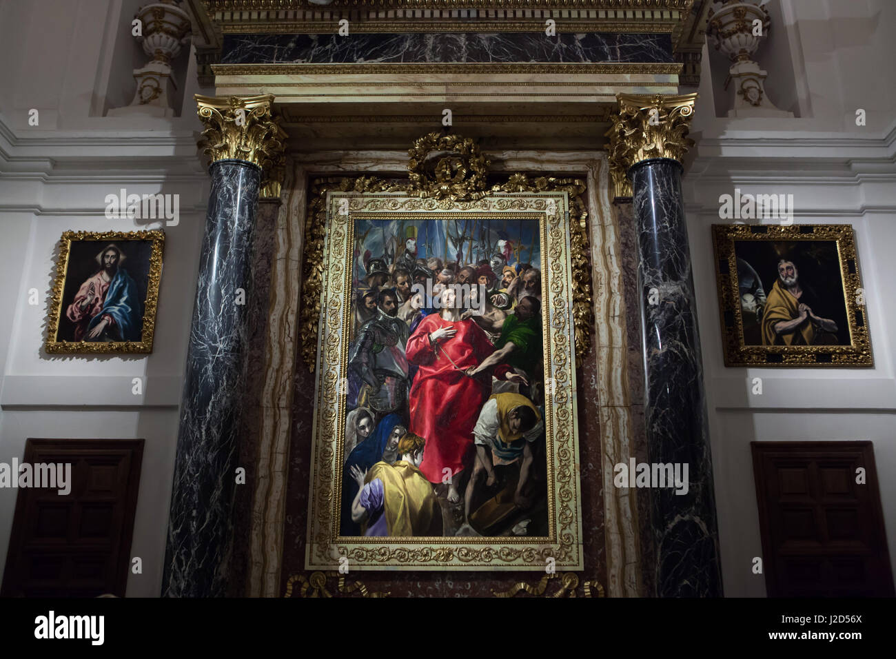 Gemälde "Entkleiden Christi" ("El Expolio de Cristo") von spanischen manieristische Maler El Greco (1577-1579) auf dem Display in den Hochaltar der Sakristei der Kathedrale von Toledo in Toledo, Spanien. Gemälde "Jesus Christus" (L) und "Tränen des Heiligen Petrus" (R) auch von El Greco (1605-1610) sind angezeigt, rechts und links. Stockfoto