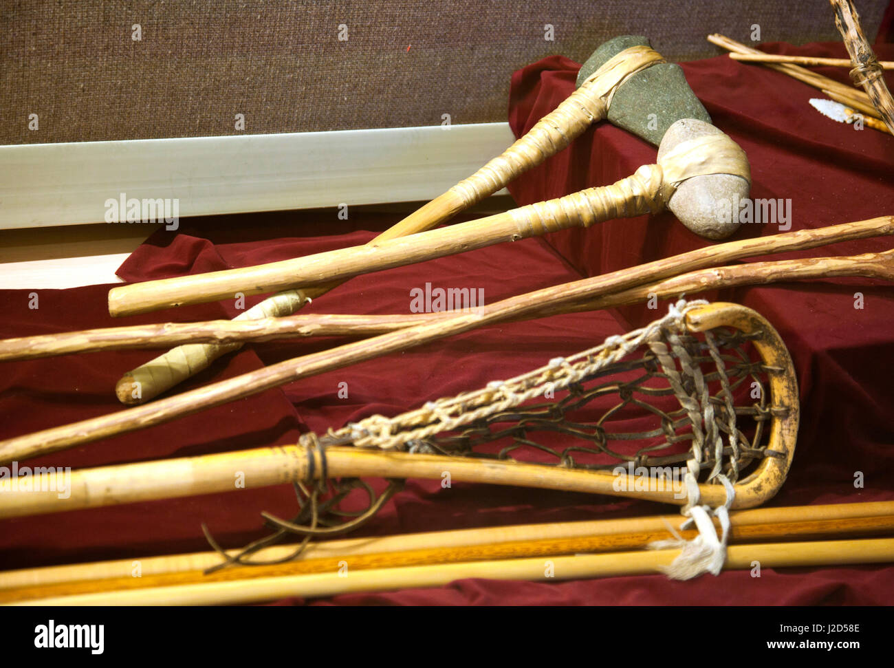 Traditionelle Lacrosse Spiel Stick und Hammerstones mit Holzgriffen, Six Nations Reserve, Ontario Kanada Stockfoto