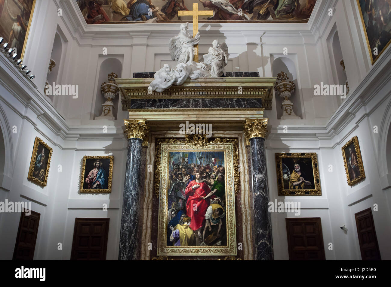 Gemälde "Entkleiden Christi" ("El Expolio de Cristo") von spanischen manieristische Maler El Greco (1577-1579) auf dem Display in den Hochaltar der Sakristei der Kathedrale von Toledo in Toledo, Spanien. Gemälde "Jesus Christus" (L) und "Tränen des Heiligen Petrus" (R) auch von El Greco (1605-1610) sind angezeigt, rechts und links. Andere Gemälde von El Greco aus der Apostolados Serie sind an den Seitenwänden angezeigt. Stockfoto