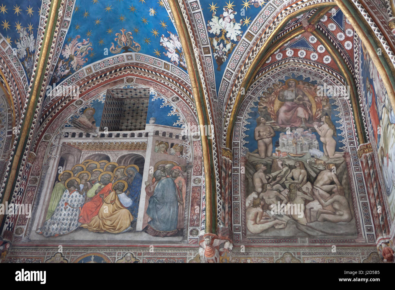 Last Judgment (R) und die Herabkunft des Heiligen Geistes auf die Apostel (L). Gotische Fresken aus dem 14. Jahrhundert in der Capilla de San Blas (Kapelle des heiligen Blasius) in der Kathedrale von Toledo in Toledo, Spanien. Stockfoto