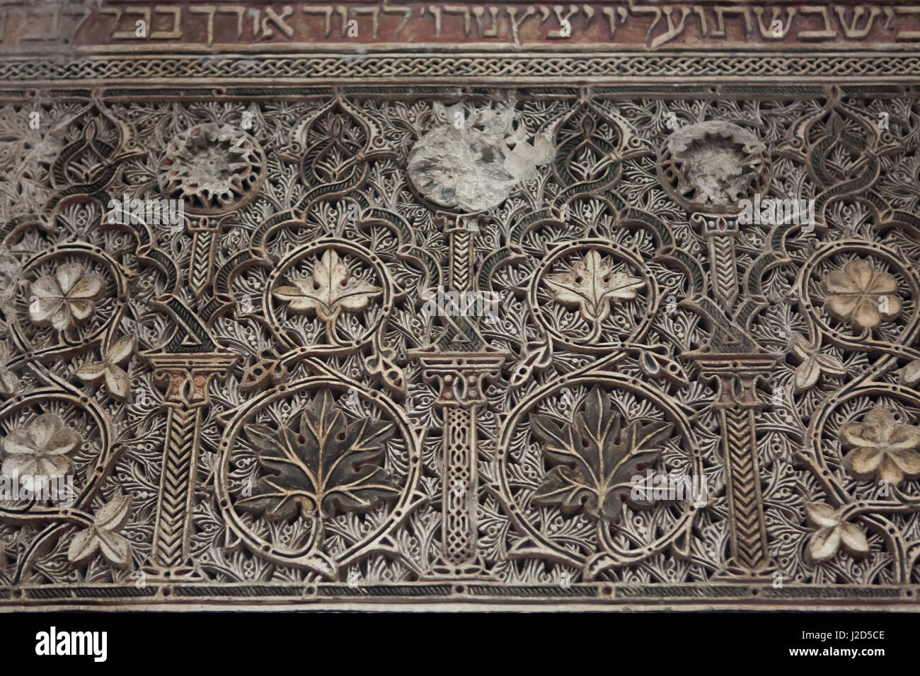 Im Mudéjar-Stil Wand Schnitzen in der Frauengalerie von Sinagoga del Transito, jetzt das sephardische Museum in Toledo, Spanien. Stockfoto