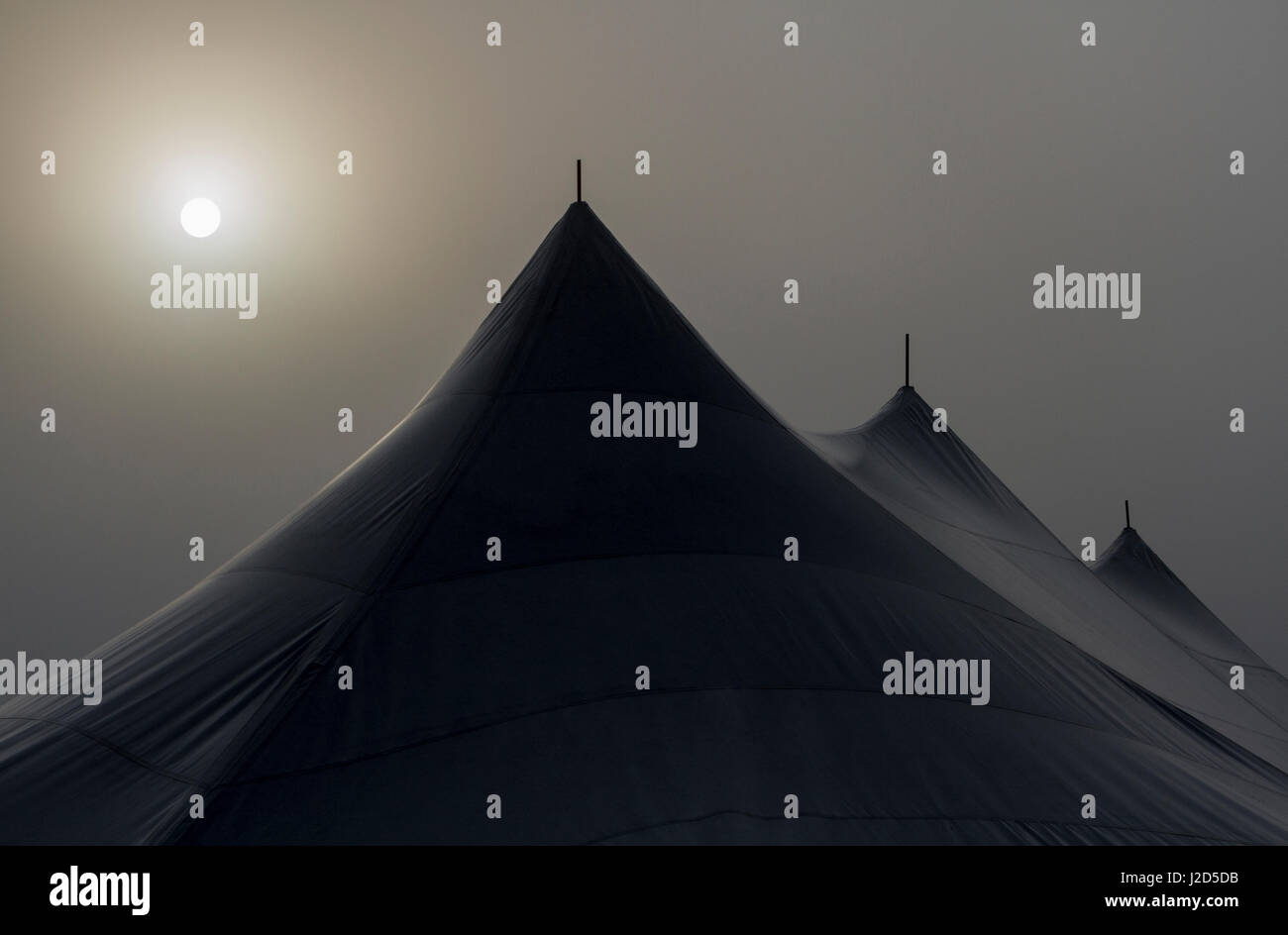 Kanada, Ottawa. Spitze des großen Zelt und Sonne durch Nebel gedämpft. Kredit als: Bill Young / Jaynes Galerie / DanitaDelimont.com Stockfoto