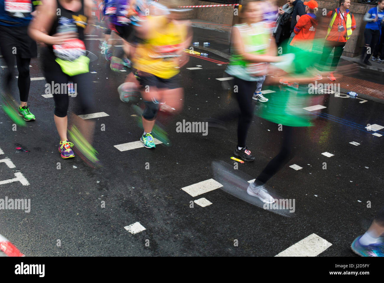 Teilnehmer in den London-Marathon laufen etwa vier Meilen zu gehen, die Strecke am 23. April 2017 in London, England, Vereinigtes Königreich zu absolvieren. Stockfoto