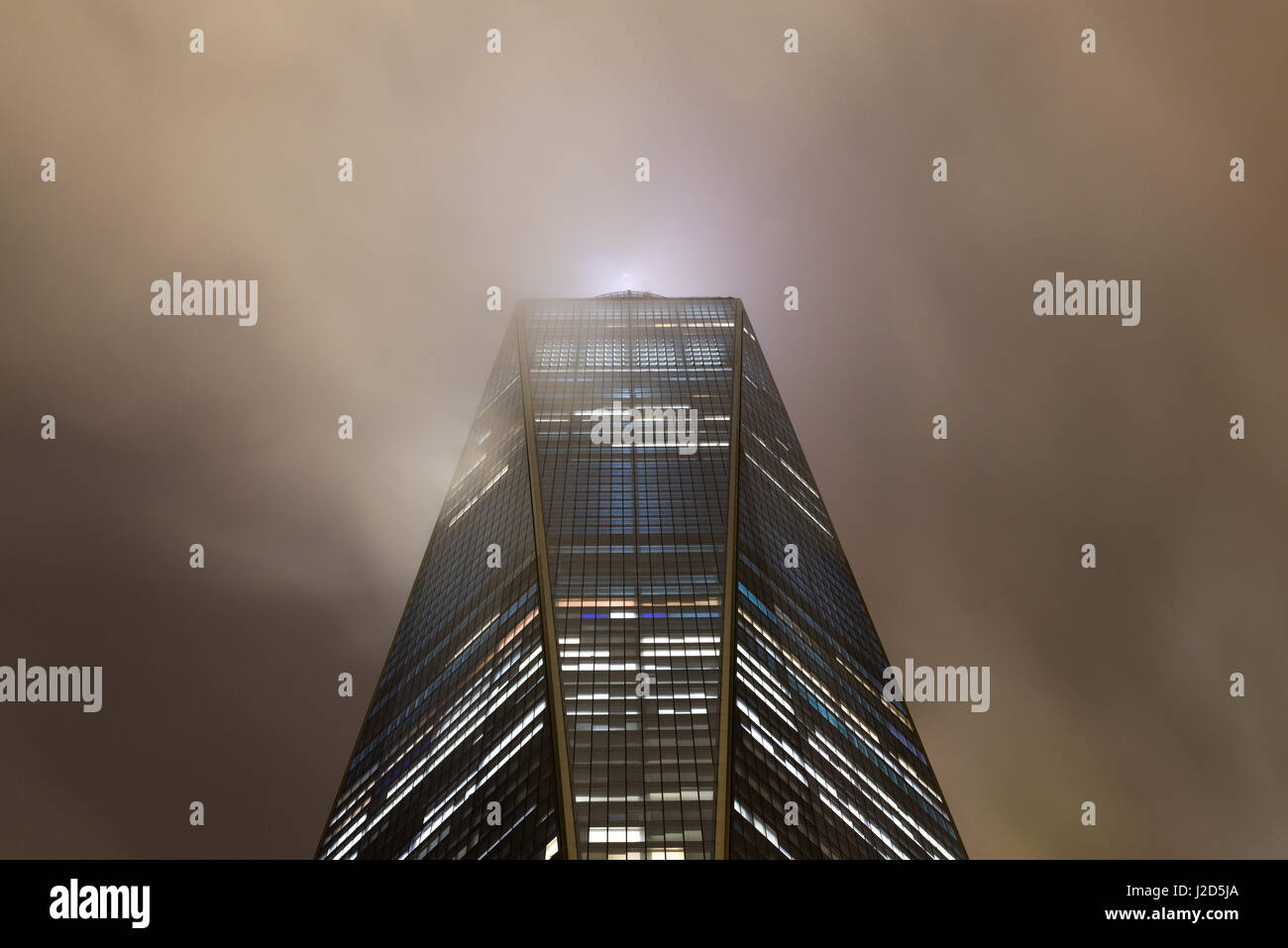 Das One World Trade Center teilweise verdeckt in der Cloud in der Nacht, Manhattan, New York Stockfoto
